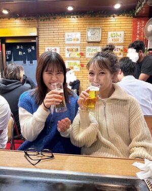 Reika Oozeki Instagram - .
ちゃんそむ👶🏻♡
この前26歳の誕生日を迎えた子。
2人してビール大好きマンです！！

そんな俺らの出会いは、
私が18歳、ちゃんそむが17歳の時。
いつも一緒に泣いたり笑ったり怒ったり
一生らぶりーって感じなの💫
これからもくだらないことで爆笑してこ！

久しぶりのバースデーライブも最高だったなぁ
ボロボロ泣いてしまった！！！
苑子の歌声と笑顔と、てか存在そのものが
全俺を、そして世界を救うぜ。
これからもずっとお祝いさせてくれー！💖