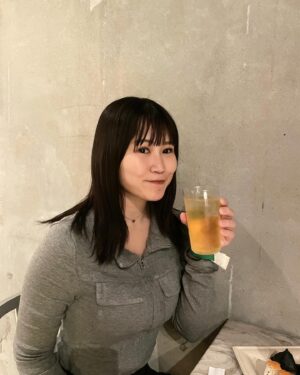 Reika Oozeki Instagram - .
今日はJJのイベントに行ってきた💫
みんなJJって知ってた？？
「ジャスミン焼酎のジャスミン茶割り」なの！
関西の人たちは知ってる人多いかな🤔

私は今日初めて飲んだのだけど、
すごくさっぱりしてて
飲みやすいからめちゃうま🙆🏻‍♀️

イベントでは茶室とか写真館があったり
色んな体験できて、楽しかったよ！
2023/12/15(金)〜12/16(土)の
2日間限定開催だからみんなも
謎を解いてイベントに参加してみてね🫶🏻
謎は大阪アメ村のOOHやJJのサイトにあるよ！

@jj_toha_nanika 
#JJトハナニカ#サントリー#PR