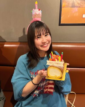 Reika Oozeki Instagram - .
大関れいかこの世に爆誕して27年‼️
昨日の1/16で27歳になりました‼️
びっくりなんだけど‼️‼️
時の流れは早いねぇ。
この仕事を始めて10年経ってるのも早い‼️
沢山の友達と家族にもお祝いしてもらって、
プレゼントやらケーキも沢山もらって、
幸幸幸な、幸フェス🌱

当日は友達がブルーノマーズのチケットを
勝ち取ってくれてみんなで観に行ったの。
最高だったなぁ、歌うますぎ😅‼️
終わった後は我らの地元、小岩へ行き
ケーキ出してもらっていつもお世話に
なってる小岩のオッパ達にも
沢山おめでとうをしていただきやした‼️
わざわざ私のために時間を作って
お祝いしてくれる友達に感謝感激。

みんなからの沢山のお祝いDMも
本当にありがとう、全部見てるの🥰
27歳の大関もよろぴくだよみんな‼️‼️
俺らしく必死に生きる姿をこれからも
見ててくれたら嬉しいです‼️💖🫶🏻
そしてお母さん、俺を産んでくれて
ありがとう‼️生きてて良かったぜ‼️
#誕生日