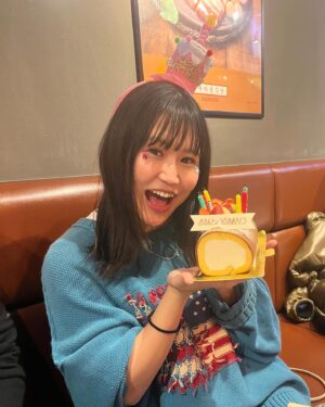 Reika Oozeki Instagram - .
大関れいかこの世に爆誕して27年‼️
昨日の1/16で27歳になりました‼️
びっくりなんだけど‼️‼️
時の流れは早いねぇ。
この仕事を始めて10年経ってるのも早い‼️
沢山の友達と家族にもお祝いしてもらって、
プレゼントやらケーキも沢山もらって、
幸幸幸な、幸フェス🌱

当日は友達がブルーノマーズのチケットを
勝ち取ってくれてみんなで観に行ったの。
最高だったなぁ、歌うますぎ😅‼️
終わった後は我らの地元、小岩へ行き
ケーキ出してもらっていつもお世話に
なってる小岩のオッパ達にも
沢山おめでとうをしていただきやした‼️
わざわざ私のために時間を作って
お祝いしてくれる友達に感謝感激。

みんなからの沢山のお祝いDMも
本当にありがとう、全部見てるの🥰
27歳の大関もよろぴくだよみんな‼️‼️
俺らしく必死に生きる姿をこれからも
見ててくれたら嬉しいです‼️💖🫶🏻
そしてお母さん、俺を産んでくれて
ありがとう‼️生きてて良かったぜ‼️
#誕生日