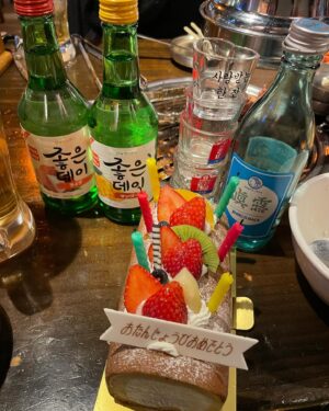 Reika Oozeki Instagram - .
大関れいかこの世に爆誕して27年‼️
昨日の1/16で27歳になりました‼️
びっくりなんだけど‼️‼️
時の流れは早いねぇ。
この仕事を始めて10年経ってるのも早い‼️
沢山の友達と家族にもお祝いしてもらって、
プレゼントやらケーキも沢山もらって、
幸幸幸な、幸フェス🌱

当日は友達がブルーノマーズのチケットを
勝ち取ってくれてみんなで観に行ったの。
最高だったなぁ、歌うますぎ😅‼️
終わった後は我らの地元、小岩へ行き
ケーキ出してもらっていつもお世話に
なってる小岩のオッパ達にも
沢山おめでとうをしていただきやした‼️
わざわざ私のために時間を作って
お祝いしてくれる友達に感謝感激。

みんなからの沢山のお祝いDMも
本当にありがとう、全部見てるの🥰
27歳の大関もよろぴくだよみんな‼️‼️
俺らしく必死に生きる姿をこれからも
見ててくれたら嬉しいです‼️💖🫶🏻
そしてお母さん、俺を産んでくれて
ありがとう‼️生きてて良かったぜ‼️
#誕生日