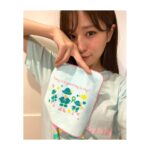Reimi Tsutsumi Instagram - 🌻 . ご無沙汰しております！ 毎日暑過ぎて溶けそうになりながら過ごしております。 さてさて、開催中の「オダイバ冒険アイランド2022」では【冒険】をテーマに、今年もめざましキャスター陣がTシャツ、ミニハンドタオル、トートバッグをデザインさせて頂きました🙌👕 私のデザインは「めざまし8」の8をかたどった鳥達がモチーフです🐤 着ていても見ていてもテンションの上がるデザインを意識しました！ 背中にはこの子達の後ろ姿も…✨ . フジテレビ1階の「わくわくマーケット」、また「フジテレビe!ショップ(ネット販売)」でも販売中ですので是非お手に取ってみて下さい！ . #オダイバ冒険アイランド2022 #めざまし8 #2枚目なんだか決めポーズみたいになった #バーチャル冒険アイランド　も開催中！