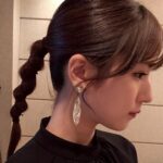 Reimi Tsutsumi Instagram - 🐴 昨日は有馬記念枠順抽選会の司会を務めさせて頂きまして。 詳しくは次の投稿で記すとして、お水に味がするくらいの緊張…。 1日が物凄く長く感じました。笑 . 衣装は赤のベルトをメインにしたシンプルなものを。 髪型は衣装とのバランスを考え、遊びを取り入れつつまとめてもらいました。 . #黒×赤というだけで手が伸びがち #大好きな組み合わせです #髪型もうねうねっと #初挑戦のヘアスタイルでした