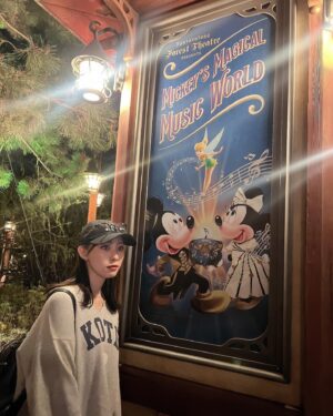 Reina Fujie Instagram - ♥
Disneyland🏰🐭💙🤍