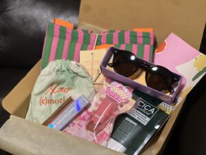 Reina Fujie Instagram - ♥
今月も届きました☺️🎁

個人的にブラックルージュの
ドロップアイズスティックグリッツが
凄くお気に入りで私のメイクに欠かせない
アイテムの一つになってます！

このBOXに入ってたからこそ
好きなコスメとか増えて嬉しいなぁ🫶

@my_little_box_japan 

#mylittlebox
