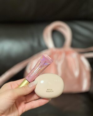 Reina Fujie Instagram - ♥
普段から大好きで愛用しているmilk touch☺️

Qoo10で今日から数量限定で発売開始される、
スキニーマスカラ＋ミニクッション 2WAYポーチのセット！

いつも基本バックが小さめだから
リップくらいしか持ち歩いてなかったんだけど、
お直しにちょうど良いサイズ感だから
これからこの2つも追加で持っていく〜♥

@milktouch_japan 

#milktouch #ミルクタッチ