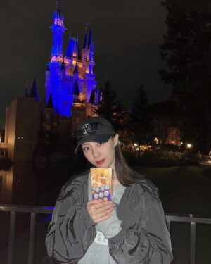 Reina Fujie Instagram - ♥
Disneyland🏰🐭💙🤍