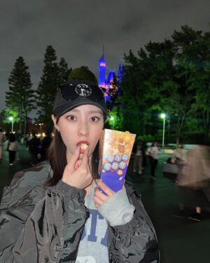 Reina Fujie Instagram - ♥
Disneyland🏰🐭💙🤍