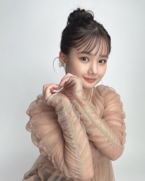 Reina Yokoyama Instagram - 🤍📷
.
S Cawaii!特別編集 「HOT PINK ISM モーニング娘。’23スペシャル」発売中です！
大人めベージュメイクに挑戦しました🎀
.
.
#横山玲奈
#morningmusume23
#モーニング娘23