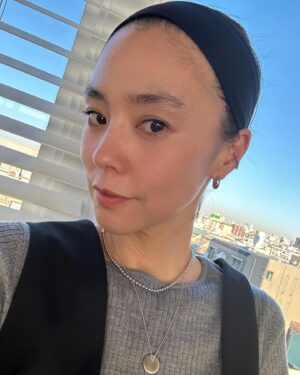 Reina Asami Instagram - わーこ @wakako.ninomiya  がしていて、真似っこしたヘアバンドが密かに私の中でブーム🫶
楽ちんだし🤲

懐かしいのヘアバンド、3個で890円😙