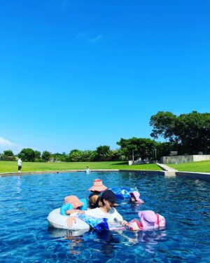 Reina Asami Instagram - 旅の後半は大好きな竹富島へ🏝️
お宿もこれまた大好きな　@hoshinoya.official  竹富🫶
娘が1歳になる頃にも訪れていて、とても思い出深い宿。

ホテル全体が集落のようになっていて、人も少なくのんびりできる。
ここでも子供達はプール三昧⛱️
人も少ないので、のびのび遊べて大満足。

お部屋は段差がないので、ハイハイ真っ盛りの息子は大喜びで動き回っておりました😂💦