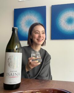 Reina Asami Instagram - 先日のお休みにお友達がロールキャベツを作ってくれて、みんなでお昼からワイワイしていました💚 絶品ロールキャベツに、ISAINAソーダ割りを🤲 最近子供達が寝た後に一杯呑むのがホッとする時間で、とてもフルーティーな口当たりにハマり中です🤭 パッケージも素敵なのでお友達の家に行く時の手土産にもおすすめ。 お友達にもソーダ割り好評でした。 みんなも是非一息入れる時間にISAINAソーダで乾杯してみてね。 @shochu_isaina #PR #ISAINA #ISAINA2周年 #ISAINAソーダで乾杯 #芋焼酎