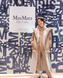 Reina Asami Instagram - マックスマーラ表参道店で行われたイベントに行ってきました✨ 久しぶりにキラキラした場所に行かせていただきドキドキしました😂 “キャメリュクス”というアップサイクルで出来た新素材をテーマにしたイベントで、 コートの端材から新素材ができるまでの過程を見られる展示や、キャメリュクスを使ったアウターなどがたくさんあり、とても興味深いイベントでした🤲 学生さんとのアートプロジェクトもあって、このキャメリュクスを使ったアート作品が展示されています。 ３月31日まで、展示されているそうなので、ぜひ観に行ってみてくださいね🙌 @maxmara #MaxMaraTheCube #Cameluxe #MaxMara