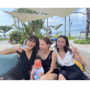 Reina Asami Instagram - 夏休みの振り返り❤️
毎年恒例お友達家族と沖縄旅行に✈️
今回はまず石垣島へ。
プールが沢山の　@fusaki_ishigaki 
子供達もお揃いの人魚の水着で大はしゃぎ🤲
ママ達も家事もない、ご飯を作らなくていい環境に羽をのばーす。
思う存分プールを楽しみました。

久々に水着も　@fanfan_closet で新調しました。

私にしては甘めなデザインで新鮮❤️

後半へ続く　私の夏休みもう少しお付き合い下さい🤲