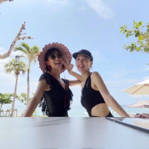 Reina Asami Instagram - 夏休みの振り返り❤️
毎年恒例お友達家族と沖縄旅行に✈️
今回はまず石垣島へ。
プールが沢山の　@fusaki_ishigaki 
子供達もお揃いの人魚の水着で大はしゃぎ🤲
ママ達も家事もない、ご飯を作らなくていい環境に羽をのばーす。
思う存分プールを楽しみました。

久々に水着も　@fanfan_closet で新調しました。

私にしては甘めなデザインで新鮮❤️

後半へ続く　私の夏休みもう少しお付き合い下さい🤲