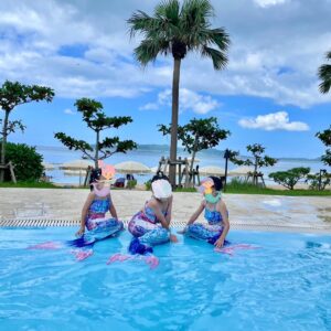 Reina Asami Instagram - 夏休みの振り返り❤️
毎年恒例お友達家族と沖縄旅行に✈️
今回はまず石垣島へ。
プールが沢山の　@fusaki_ishigaki 
子供達もお揃いの人魚の水着で大はしゃぎ🤲
ママ達も家事もない、ご飯を作らなくていい環境に羽をのばーす。
思う存分プールを楽しみました。

久々に水着も　@fanfan_closet で新調しました。

私にしては甘めなデザインで新鮮❤️

後半へ続く　私の夏休みもう少しお付き合い下さい🤲