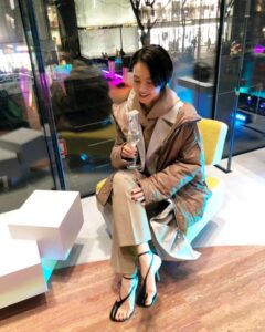 Reina Asami Instagram - マックスマーラ表参道店で行われたイベントに行ってきました✨ 久しぶりにキラキラした場所に行かせていただきドキドキしました😂 “キャメリュクス”というアップサイクルで出来た新素材をテーマにしたイベントで、 コートの端材から新素材ができるまでの過程を見られる展示や、キャメリュクスを使ったアウターなどがたくさんあり、とても興味深いイベントでした🤲 学生さんとのアートプロジェクトもあって、このキャメリュクスを使ったアート作品が展示されています。 ３月31日まで、展示されているそうなので、ぜひ観に行ってみてくださいね🙌 @maxmara #MaxMaraTheCube #Cameluxe #MaxMara