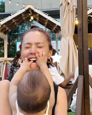 Reina Asami Instagram - もーなんなの😂😂
母おもちゃにされまくり🤪
夏休み、やー本当にバタバタ。。
毎日やらなきゃ行けないタスクが多すぎて、自分の事まで辿り付かない😅

娘も暇を持て余しているし。
もう少ししたらまとまったお休みだから、思いっきり遊ぶぞー！
それまで子供達の体調管理に必死な母です🤲