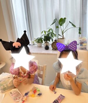 Reina Asami Instagram - 娘夏休みに入りまして、あわあわしております😂
仕事もあるわけで、シッターさんもばーばも予定があわず、ロケだしこの危険な暑さの中付き合わせるのは危ないし😭
どうしたもんかと途方にくれていたら、
@maki_aizawa0414  ちゃんが預かるよー！って言ってくれ、無事仕事に行けました😭
娘もとっても楽しそうで、仕事終わって急いでお迎えいったらまだ帰りたくないっとゴネておりました。。
本当に本当にありがたかった。
自分1人でアップアップしていたけど周りの人達に助けられながら子育てしているのを再実感。
まきちゃん、ありがとう😭
長ーい夏休み☀️
皆様は何をする予定ですか？？