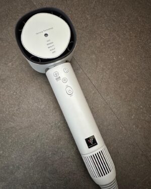 Reina Asami Instagram - SHARPの美容家電の新ブランド「Plasmacluster Beauty」からプラズマクラスタードレープフロードライヤーが🫶

今のドライヤーが随分前に購入したもので娘には重く1人では使えず、今回のプラズマクラスタードライヤーは凄く軽くて、娘もこれなら使えそうと1人で張り切ってドライヤーをしてくれました。 （助かる😭）

娘曰く、とっても軽い！コレなら私も使えるじゃん！ねぇ、ママ髪の毛サラサラじゃない？
と申しておりました 笑

風量がすごい！そして熱すぎないのに乾くのが早い！娘の髪は5分もかからず速乾👏
1人で2人をお風呂に入れる事も多いので、早く乾くのはとっても嬉しい🥹
2人見ながら私もドライヤーやるんだけど、いつも半乾きで諦めてた、、でもこれは私もすぐに乾いた。
とにかくすんごーく助かる‼

空気浄化のイメージが強いプラズマクラスターだけど、実は「髪にも」いいみたい！
是非試して欲しい！

#PR #SHARP 
#プラズマクラスタードライヤー #プラズマクラスターって髪にもいいんだって

@plasmacluster_beauty