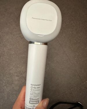 Reina Asami Instagram - SHARPの美容家電の新ブランド「Plasmacluster Beauty」からプラズマクラスタードレープフロードライヤーが🫶

今のドライヤーが随分前に購入したもので娘には重く1人では使えず、今回のプラズマクラスタードライヤーは凄く軽くて、娘もこれなら使えそうと1人で張り切ってドライヤーをしてくれました。 （助かる😭）

娘曰く、とっても軽い！コレなら私も使えるじゃん！ねぇ、ママ髪の毛サラサラじゃない？
と申しておりました 笑

風量がすごい！そして熱すぎないのに乾くのが早い！娘の髪は5分もかからず速乾👏
1人で2人をお風呂に入れる事も多いので、早く乾くのはとっても嬉しい🥹
2人見ながら私もドライヤーやるんだけど、いつも半乾きで諦めてた、、でもこれは私もすぐに乾いた。
とにかくすんごーく助かる‼

空気浄化のイメージが強いプラズマクラスターだけど、実は「髪にも」いいみたい！
是非試して欲しい！

#PR #SHARP 
#プラズマクラスタードライヤー #プラズマクラスターって髪にもいいんだって

@plasmacluster_beauty
