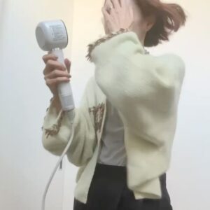 Reina Asami Instagram - SHARPの美容家電の新ブランド「Plasmacluster Beauty」からプラズマクラスタードレープフロードライヤーが🫶

今のドライヤーが随分前に購入したもので娘には重く1人では使えず、今回のプラズマクラスタードライヤーは凄く軽くて、娘もこれなら使えそうと1人で張り切ってドライヤーをしてくれました。 （助かる😭）

娘曰く、とっても軽い！コレなら私も使えるじゃん！ねぇ、ママ髪の毛サラサラじゃない？
と申しておりました 笑

風量がすごい！そして熱すぎないのに乾くのが早い！娘の髪は5分もかからず速乾👏
1人で2人をお風呂に入れる事も多いので、早く乾くのはとっても嬉しい🥹
2人見ながら私もドライヤーやるんだけど、いつも半乾きで諦めてた、、でもこれは私もすぐに乾いた。
とにかくすんごーく助かる‼

空気浄化のイメージが強いプラズマクラスターだけど、実は「髪にも」いいみたい！
是非試して欲しい！

#PR #SHARP 
#プラズマクラスタードライヤー #プラズマクラスターって髪にもいいんだって

@plasmacluster_beauty
