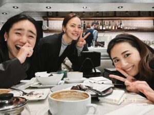 Reina Asami Instagram - ちょっと前に
@akihigashihara 
@ayaaa0707 
とランチ🫶

お2人ともめちゃ忙しいのにパワフルママで本当尊敬しかない！‼️

色々、本当にいろいろ聞きまくってアドバイスして貰ったり、私が聞いた事に速攻で調べてくれる仕事の速さ😂

そしてとってもHAPPYなお2人に元気貰っちゃったよ🤲

楽しくて時間があっという間でした。
またすぐ会いたくなる2人🥹
