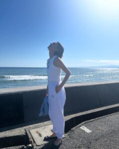 Reina Asami Instagram - 気持ちがいい天気だった🤲 海の近くでの撮影。早く皆様にお伝えしたい🤭 そしてスウェットの履き心地が良すぎて毎日履きたい🥹 今日の私服。 @aewen_matoph @sea_japan