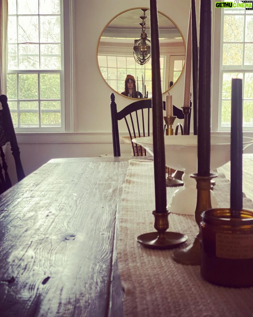 Renée Felice Smith Instagram - self porch mode. 💫