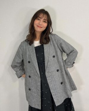 Ren Ishikawa Instagram - 先日の#stola. インスタライブ💐
今週公開されたばかりの夏カタログから、新作のお洋服たちを紹介しています！
@stola.jp のアカウントの方でアーカイブも残っているので、観られなかった方はぜひチェックしてみてくださいね🩵
カタログの写真もまた載せよーっと。
もう長い付き合いになるプレスの皆さんが大好きすぎて、会うたびに元気をもらえます、、🥰🥰