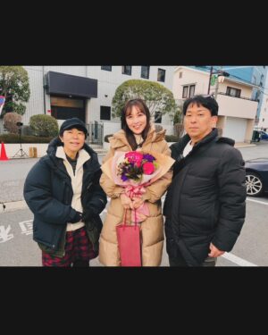 Ren Ishikawa Instagram - いよいよ明日☕️
「#純喫茶イニョン」全4話一挙放送！
一気に結末まで追えます☺️
じんわりと心に響く、とても素敵なストーリーに完成しているので、ぜひたくさんの方に観ていただきたいです！
撮影の思い出たち🌹
1日1日が濃くて、皆さんが温かくて優しくて。
のびのびお芝居させていただけた大好きな現場でした。
#チャンソン さん #水橋研二 さん #監督ズ 🫶

#1　20:00～20:20＜フジテレビTWO ドラマ・アニメ＞
#2　20:20～20:40＜ひかりＴＶチャンネル＞
#3　20:40～21:00＜フジテレビTWO ドラマ・アニメ＞
#4　21:00～21:20＜ひかりＴＶチャンネル＞