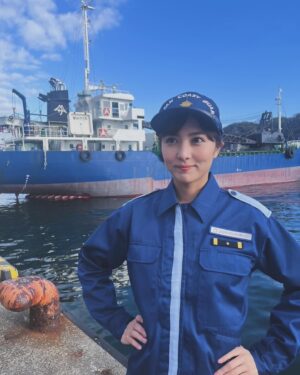 Ren Ishikawa Instagram - 明日19:00〜日本テレビ系「THE 突破ファイル」2時間SP🔥
▶︎原油タンカー大炎上事故！絶対絶命ミッション
に出演しています！
私は主任航海士・石川を演じました。
潜水士の役を演じた鈴木福くんともオフショット☺️
海上保安庁全面協力のもと、とても迫力のあるVTRになっていると思います！
どうぞお楽しみに🌸
#THE突破ファイル #突破ファイル