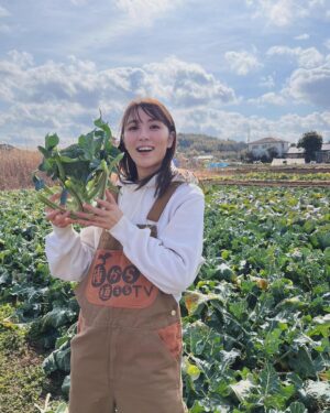 Ren Ishikawa Instagram - 明日11:30〜テレビ東京「#種から植えるTV」
ブロッコリー100本の収穫から、スーパーへの品出しまでの作業をお手伝いさせていただきました🥦
私たちがお店で野菜を手に取るまでにはたくさんの工程があって、その一つ一つを毎日丁寧に作業してくださる農家さんに改めて感謝を覚えたロケでした。
昨年に続いて今年も番組に呼んでもらえて嬉しかったです！
ぜひチェックしてください👩‍🌾