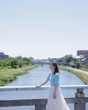 Ren Ishikawa Instagram - 本日発売の#女性セブン
京都パン旅🥐ぜひチェックしてください！
朝からたくさんの種類のパンを食べられて、幸せ＆お腹パンパン（パンだけに、、🥹）の旅でした🌻
CanCam時代から仲良しのライターしゅが @torippina と久しぶりに撮影できたのも嬉しかった🫶
こちらはアザーカット〜〜