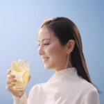 Ren Ishikawa Instagram - #キリンビール "麒麟百年 極み仕立てレモンサワー"のCMに出演しています🍋 今日から放送開始されています！ ぜひ見つけてください🩵 #麒麟百年 #極み仕立てレモンサワー