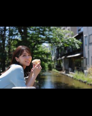 Ren Ishikawa Instagram - 本日発売の#女性セブン
京都パン旅🥐ぜひチェックしてください！
朝からたくさんの種類のパンを食べられて、幸せ＆お腹パンパン（パンだけに、、🥹）の旅でした🌻
CanCam時代から仲良しのライターしゅが @torippina と久しぶりに撮影できたのも嬉しかった🫶
こちらはアザーカット〜〜