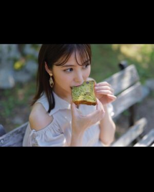 Ren Ishikawa Instagram - 本日発売の#女性セブン
京都パン旅🥐ぜひチェックしてください！
朝からたくさんの種類のパンを食べられて、幸せ＆お腹パンパン（パンだけに、、🥹）の旅でした🌻
CanCam時代から仲良しのライターしゅが @torippina と久しぶりに撮影できたのも嬉しかった🫶
こちらはアザーカット〜〜