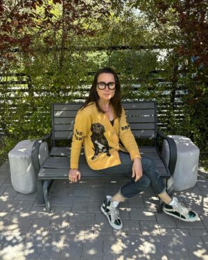 Rena Sofer Instagram - I love my new sweater! Not only is it stylish but it sends the perfect message!! #banbreeding #endfighting  Pit Bulls are such an inherently sweet breed!! They are misunderstood and for that they are suffering in the shelters! Wanna do something to help? Go to @standupforpitsfoundation and peruse their shop. Buying one of these sweaters donate to educating and protecting the pit bulls. #adoptdontshop #spayandneuter #spayandneuteryourpets #foster #fosteringsaveslives