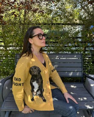 Rena Sofer Instagram - I love my new sweater! Not only is it stylish but it sends the perfect message!! #banbreeding #endfighting  Pit Bulls are such an inherently sweet breed!! They are misunderstood and for that they are suffering in the shelters! Wanna do something to help? Go to @standupforpitsfoundation and peruse their shop. Buying one of these sweaters donate to educating and protecting the pit bulls. #adoptdontshop #spayandneuter #spayandneuteryourpets #foster #fosteringsaveslives