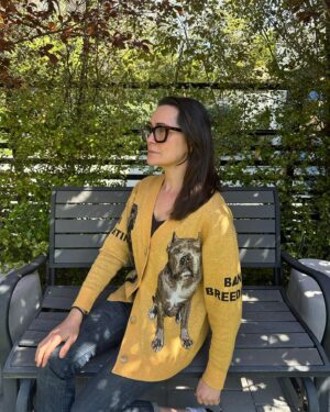 Rena Sofer Instagram - I love my new sweater! Not only is it stylish but it sends the perfect message!! #banbreeding #endfighting  Pit Bulls are such an inherently sweet breed!! They are misunderstood and for that they are suffering in the shelters! Wanna do something to help? Go to @standupforpitsfoundation and peruse their shop. Buying one of these sweaters donate to educating and protecting the pit bulls. #adoptdontshop #spayandneuter #spayandneuteryourpets #foster #fosteringsaveslives