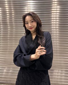 Rena Takeda Instagram - eスポーツフェスタ2024 「eGG presents 第五人格プロに聞いてみたSP」 出演してきました✨ 色々お話し聞けて楽しかったです👏🏻 衣装も第五人格のイメージで🖤 jacket,tops,skirt @limifeu_official accessories @e.m.__official @flake_jewelry_official shoes @camper_japan #PR #limifeu #em #flake #camperjapan
