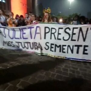Renata Falzoni Instagram - 167 cidades de 13 países aderiram a Bicicletada em homenagem a vida e obra de Julieta Hernandez, a palhaça cicloviajante Miss Jujuba. Essa foi a festa em São Paulo, no vão do Masp, sob uma chuva torrencial. #cicloturismo #julietapresente #julietahernandez #missjujuba