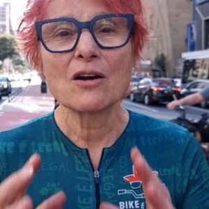 Renata Falzoni Instagram - Esse é o segundo domingo que a Prefeitura não abriu a av.Paulista para as pessoas. As calçadas entupidas de gente, poucos carros nas ruas e o povo indignado. Fica claro que esta gestão não aprova o povo feliz nas ruas!