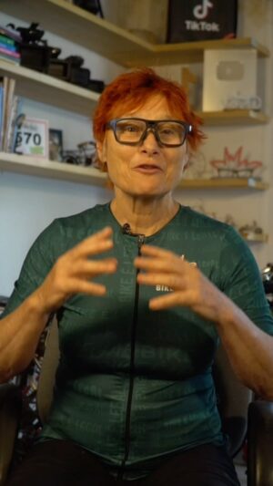 Renata Falzoni Instagram - FUI ATROPELADA NA CICLOFAIXA APAGADA 🚨🚗🚴‍♀️ sou mais uma do descaso da @prefsp com as estruturas cicloviárias da cidade. Enquanto pedalava com @thomascwang em uma ciclofaixa que foi apagada por conta do recapeamento da rua Dionísio da Costa, no bairro da Vila Mariana. Um motorista me atropelou de propósito pois segundo ele eu “estava na contramão” @cetsaopaulo @prefeitoricardonunes @rt_ricardoteixeira celsogonçalvesbarbosa #bicicleta #carros #segurança #respeito #transito #mobilidade
