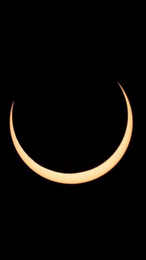 Renata Falzoni Instagram - Hoje parte do mundo incluindo o norte do Brasil pode ver um eclipse anelar do sol. Eu mesma já vi dois eclipses totais do sol e é uma experiência única. Essas imagens eu editei a partir da transmissão da NASA feitas em Albuquerque nos EUA. #eclipse