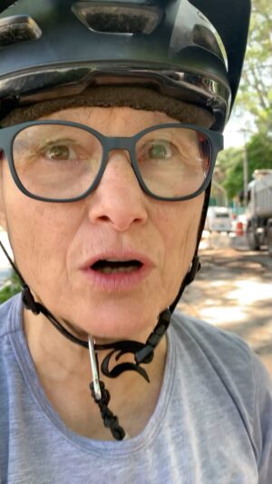 Renata Falzoni Instagram - Obras em SP continuam a todo vapor. Muitas delas sobre calçadas e ciclovias. A lei obrigada o responsável pela obra sinalizar um caminho seguro para a todos. Pela regra dos costumes, pedestres e ciclistas sempre são negligenciados. #renatafalzoni #bike #mobilidade #pedal #pedalar #calçada #ciclovia #caminhar #acessoacidade