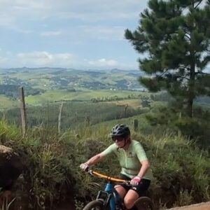 Renata Falzoni Instagram - MORRI NAS SUBIDAS DESSE CIRCUITO! 🚵‍♀️⛰️🚵 #mountainbike #mtb #ciclismo #bicicleta #pedal