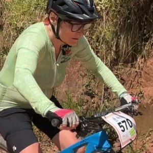 Renata Falzoni Instagram - CAMPEÃ DO POWER BIKER 🚴‍♀️🏆⛰️ Debaixo de um sol de rachar, @renatafalzoni foi campeã da categoria Feminina Veterana da tradicional prova de MTB @power_biker_brasil que rolou no último domingo (12) em São Luiz do Paraitinga. Renata percorreu o percurso de 45 quilômetros, com quase 1000 metros de desnível acumulado, em pouco mais de 4 horas. Parabéns para nossa campeã! @sampa_bikers #mtb #mountainbike #ciclismo #pedal #bicicleta