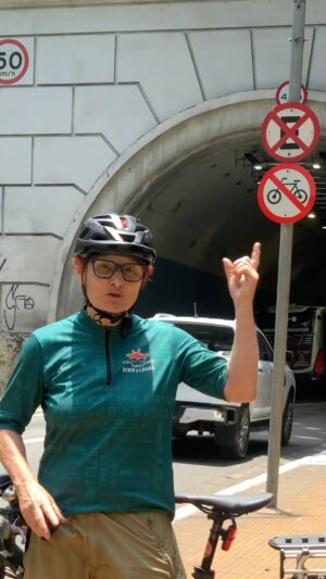 Renata Falzoni Instagram - PARA MIM CHEGA⚠️🚨 Túnel da Av. 9 de Julho em São Paulo, importante eixo de conexão dos bairros com o centro, volta a ser PROIBIDO para ciclistas. Depois de quase dez anos de sua liberação, sem nenhuma explicação a @cetsaopaulo volta a a restringi-lo unicamente a motorizados indo na total contramão das políticas de mobilidade sustentável. A equipe do @bikeelegal participou diretamente dessas negociações, o que nos aumenta a indignação com tamanha arbitrariedade #saopaulo #bicicleta #ciclismo #mobilidade #sustentabilidade