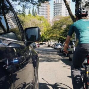 Renata Falzoni Instagram - FALZONI DE CARRO?!? 🚴�🚗 É isso mesmo que você está vendo! Na série especial que começa agora, @renatafalzoni assume o volante para dar dicas de segurança e boa convivência para quem precisa andar de carro pela cidade. Afinal, respeitar e guardar a vida de quem vai de bicicleta ou a pé é uma responsabilidade de todo motorista. Ao todo, serão 06 episódios publicados nas próximas segundas-feiras aqui nas nossas redes, fique ligado e deixe seu comentário. Falzoni Vai de Carro é um projeto apoiado pela @tembici #tembici #vaidebike #bike #ciclista #motorista #transito #pedal #pedalar #bicicleta #ciclovia #carro #respeito #segurança